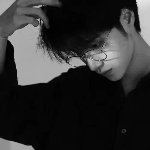 头像个性简约高冷:其实根本没有高冷的人,只是人家暖的不是你.