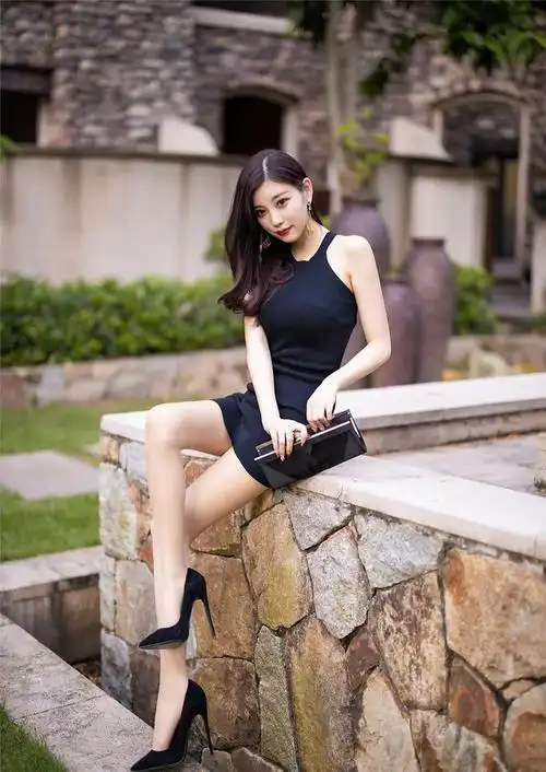 简约大方的紧身裙完美展现出紧致的曲线尽显成熟女人味