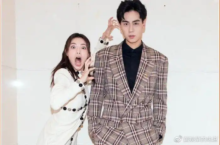 胡一天竟和李现前女友组cp睡衣靠头杀甜得太上头