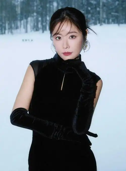 48岁林心如彻底放开了!穿裸色裙领口"开到腰",傲人身材让同龄女星望尘