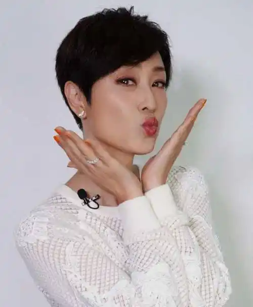 54岁陈法蓉晒近照,白t恤牛仔裤像18岁_白色_状态_衣服