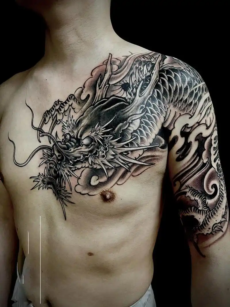 黑灰色传统过肩龙纹身 黑灰色传统过肩龙纹身