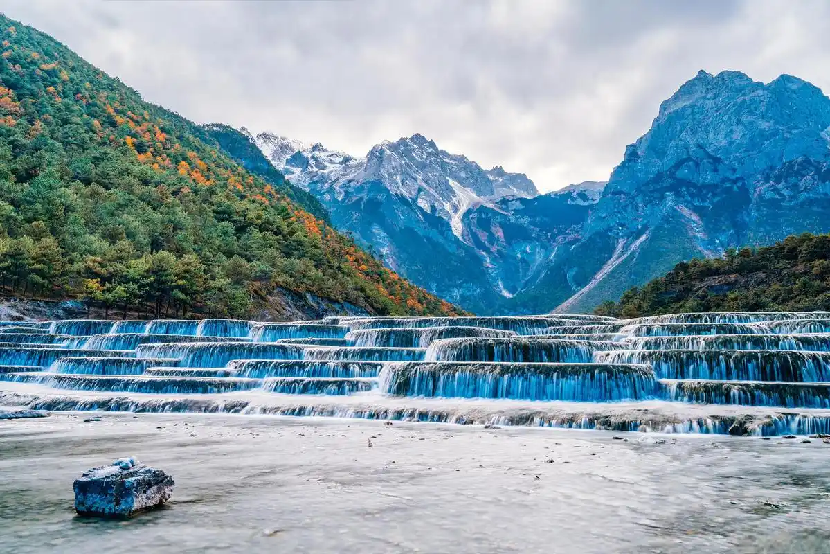 冬季蓝月谷,大自然与文化的完美结合 在寒冷的冬季,寻找一处能同时