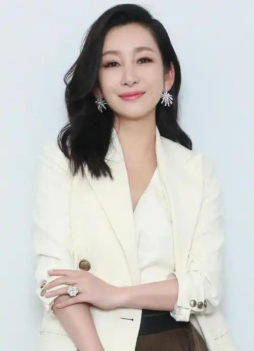 北京时间11月1日下午中国著名演员秦海璐最新消息