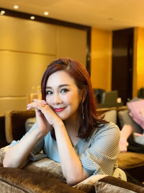 49岁陈松伶真会穿,"加绒"卫衣配长裤超温暖,中年女人更洋气