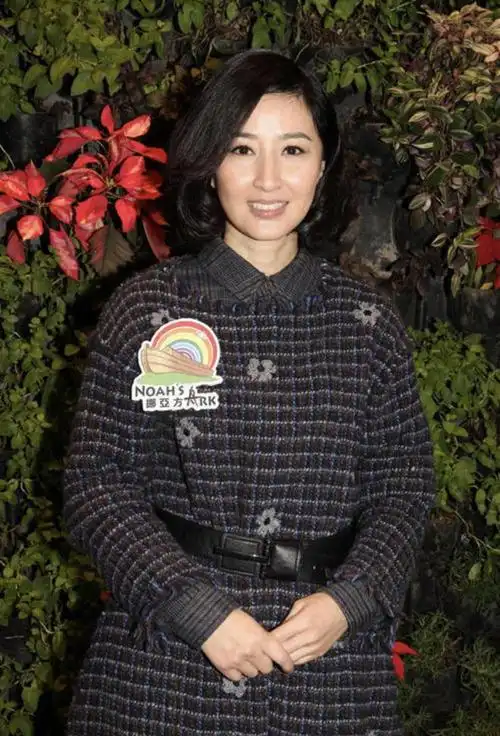 关咏荷不愧是张家辉的老婆,一身白 红搭配超减龄,看不出57岁了|穿搭