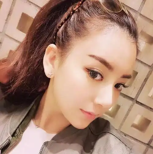 "天王嫂"方媛回应整容风波,晒出上学时照片,前后差距如何?