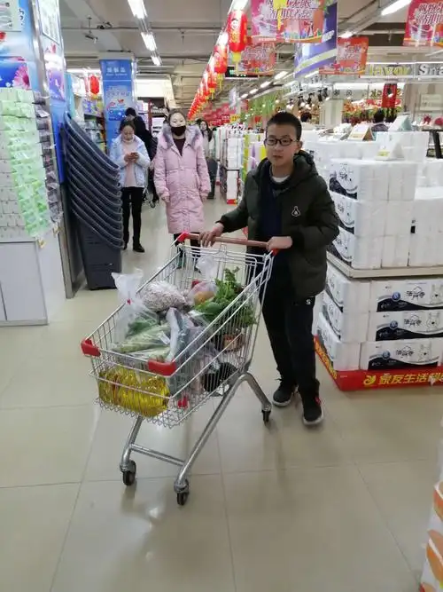 提着两大袋东西走出超市,我立刻有了一种满载而归的感觉.