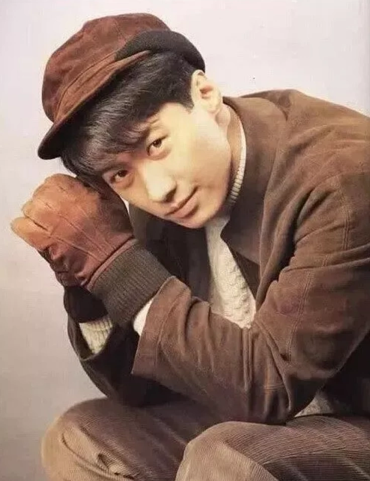 近日,网上曝光了一组黎明早年青涩旧照,照片中黎明身穿米色上衣,温文