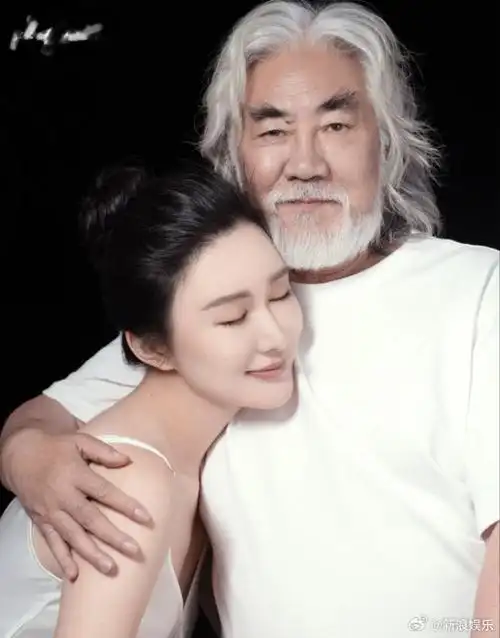 张纪中妻子杜星霖在社交平台晒出验孕棒和b超单的照片宣布怀孕,"4岁