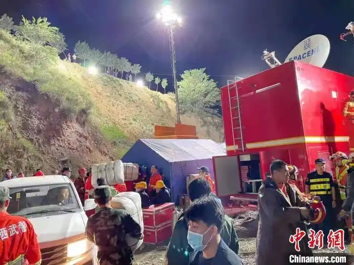 山西代县大红才铁矿透水事故井下13人被困 救援现场画面曝光