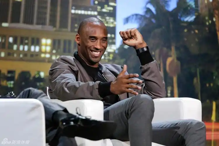 科比接受采访展露灿烂笑容_高清图集_新浪网