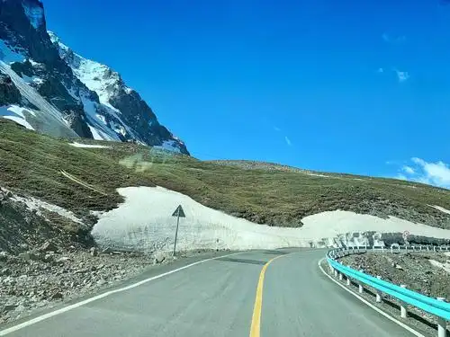 独库公路道路两侧的雪山