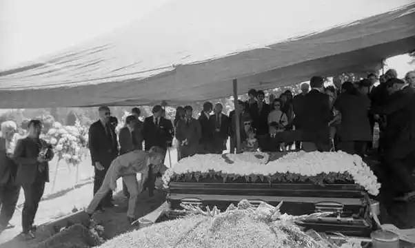 原创李小龙葬礼现场猝死在丁佩床上妻子披麻戴孝抬棺之人来头大