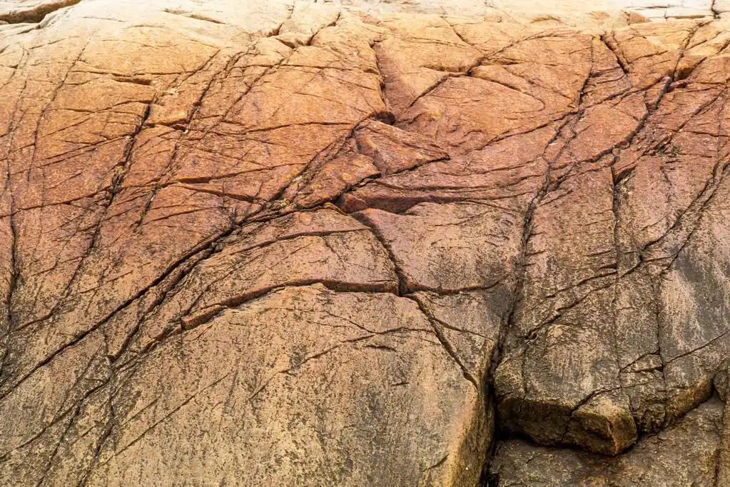 裂的石,裂纹红色石头特写的视图