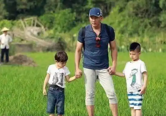 吴奇隆在台北为刘诗诗庆生,马路边剔牙超不雅,儿子正面首曝光妥妥最帅