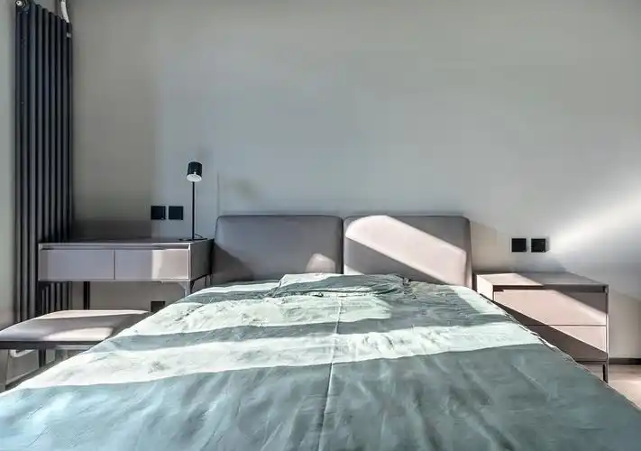 卧室整体选用了浅灰色(太空漫步)墙漆面,搭配灰色的家具床品,让整体的