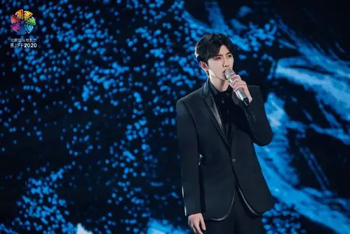 分享一组蔡徐坤图片给大家,图中的明星图片壁纸会点缀你的电脑桌面