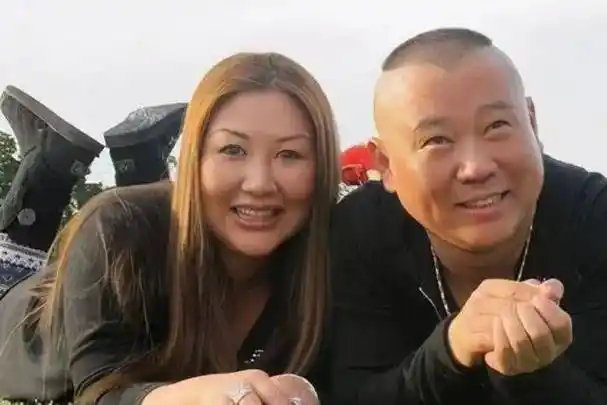 郭德纲妻子暴肥引担忧,手臂细肚腩大需人搀扶,8岁儿子体型随妈_王惠