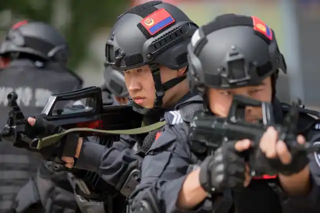 30米高空跳窗50米射击刀刃这些特警真帅