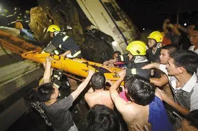 温州动车事故调查报告:次日掩埋车头被制止