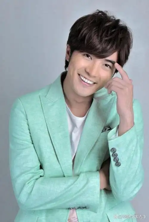 台湾男星贺军翔出事了!住处遭警方搜查,证据被扣押,经纪人回应