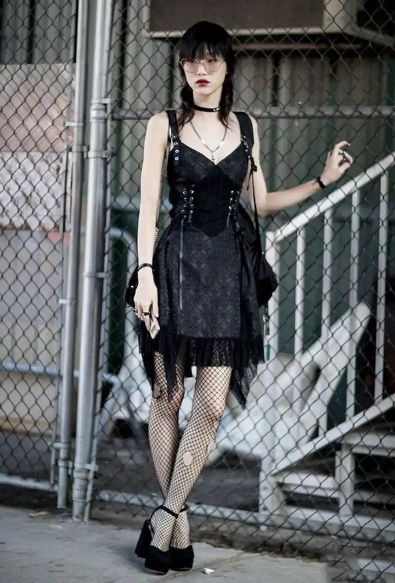 如何打扮气场强大朋克风?穿搭宝典避免杀马特,营造街头时尚女神