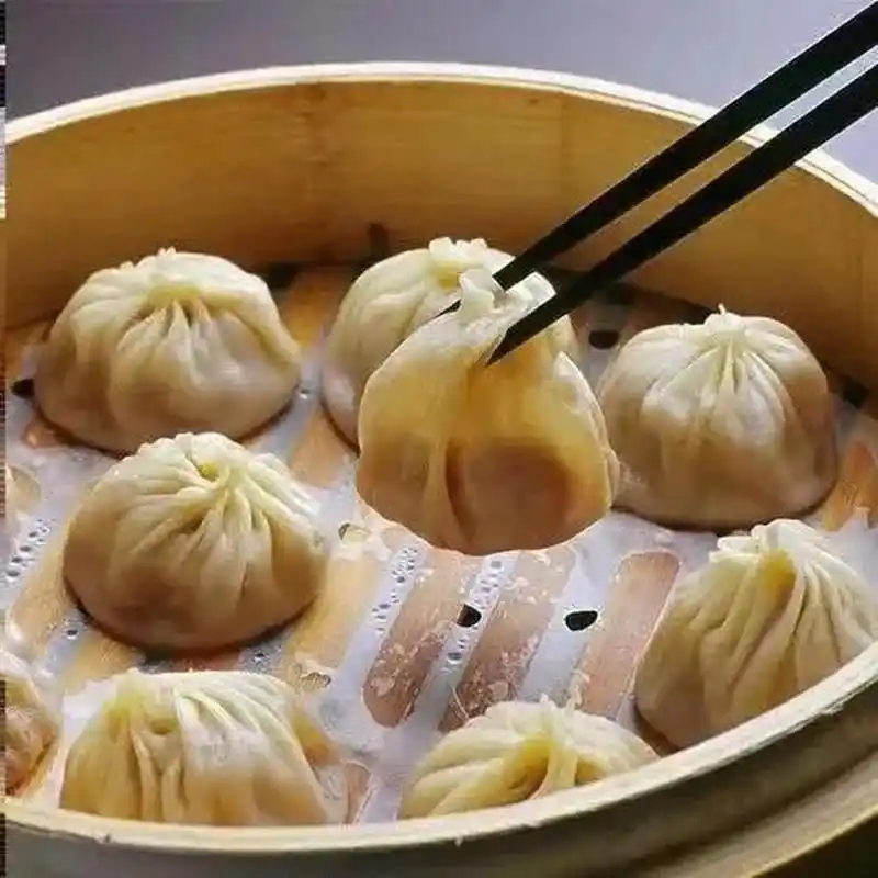 开封灌汤包讲究和面方法,这样才能保证面皮有筋道,并且非常薄,但蒸时