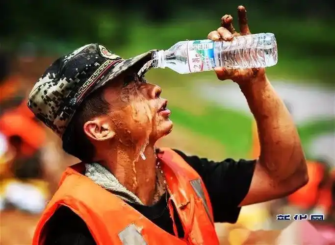 暴风雨中战洪魔为新时代的中国朗读致敬抗洪英雄