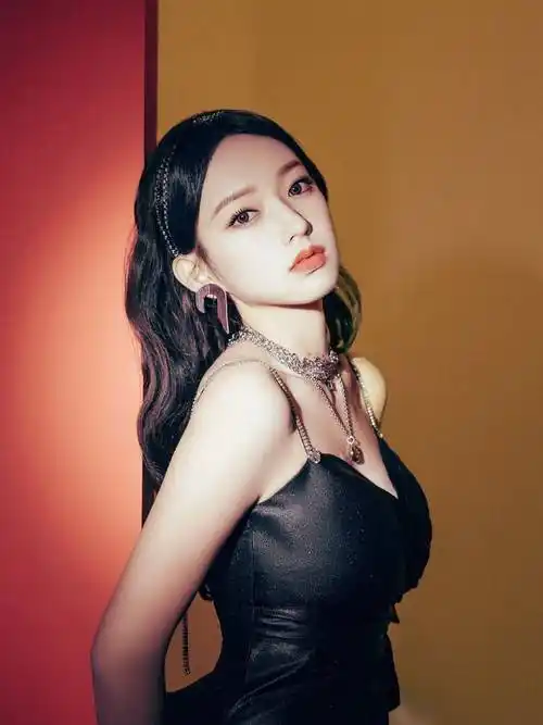 程潇黑色皮质吊带裙过膝靴性感写真_身材_网友_时尚