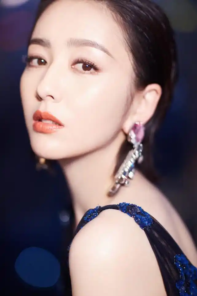 佟丽娅出席时尚派对化身派对女王造型美飒