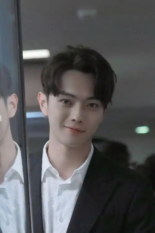 能不能发几张许凯的照片当壁纸的那种最近特别迷他