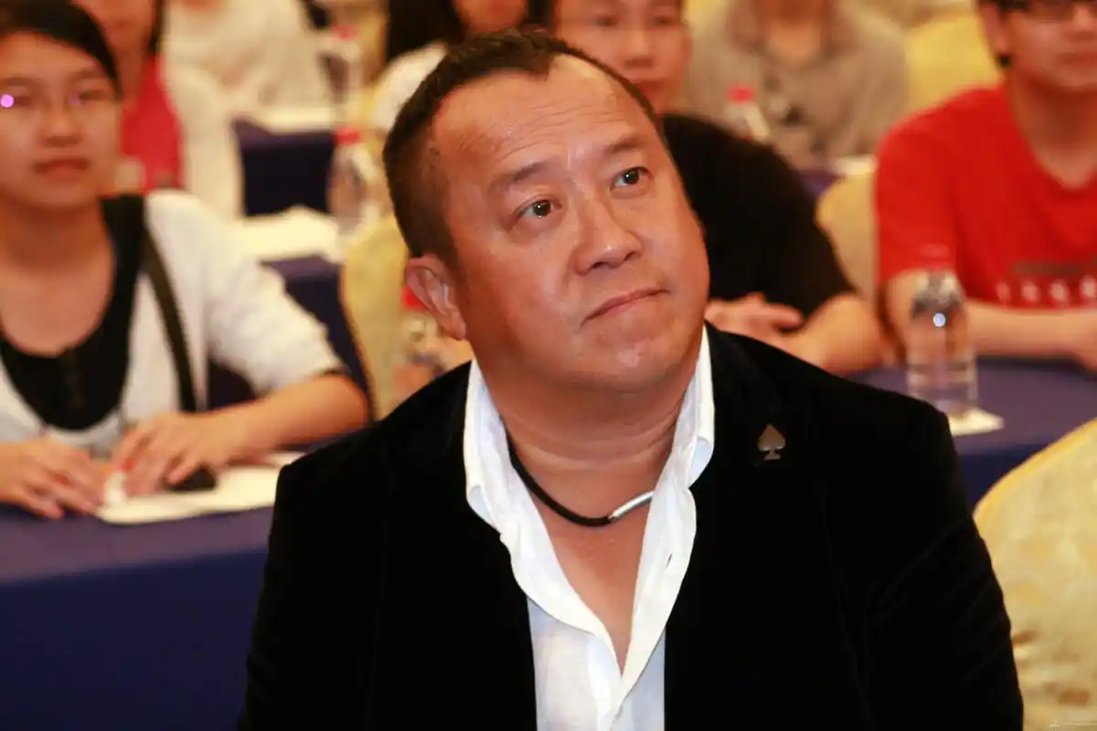 香港演员曾志伟入院开刀,女儿曾宝仪说手术很顺利,黑历史又被提