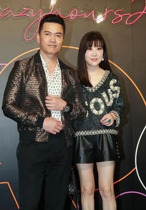 吕良伟第三任老婆是圈外人朴实长相身材普通不过穿短裤真显嫩