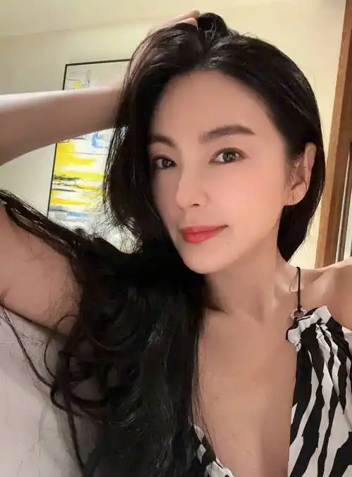 张雨绮自拍锁骨吸睛 魅力满满展现青春韵味_散发出_镜头_发展