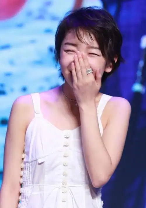 抓拍到两个爱笑的小姑娘周冬雨狂笑捂嘴遮