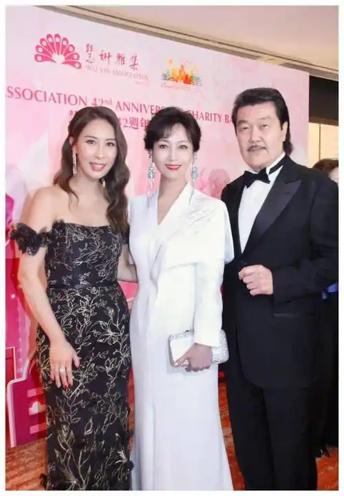 赵雅芝70岁与老公合影网友惊讶差距背后身份引猜测