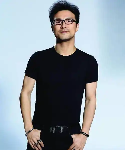 汪峰摘掉眼镜的照片,很清秀被网友调侃:章子怡都认不出你了_头条_形象