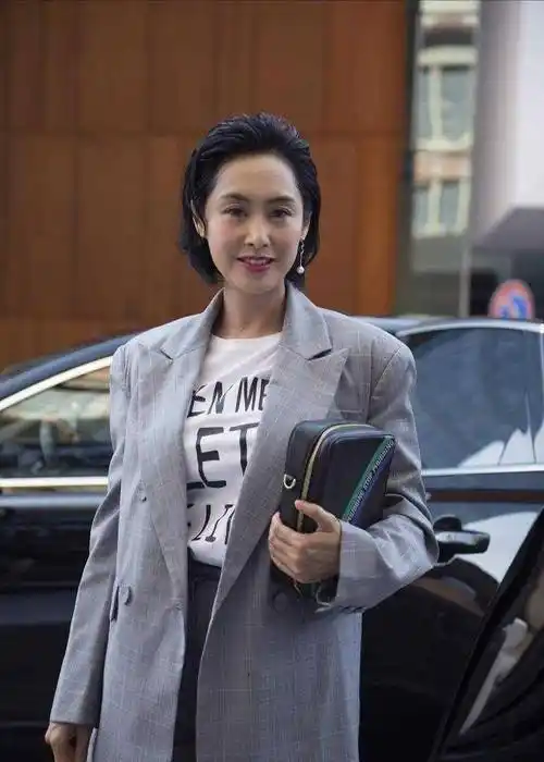 原创朱茵不老女神穿格子西服搭白t恤干练时髦短发大背头简直a到炸
