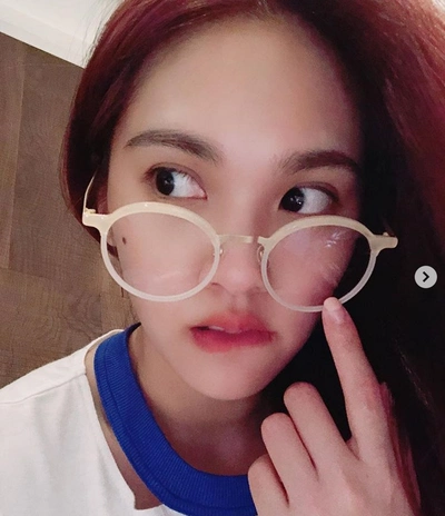 杨丞琳微博晒出一组健身照素颜入镜随性凹造型状态极佳