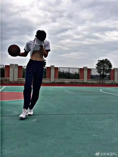 来,和红姐一起感受一下他的腹肌~ 你们是不是也很喜欢这种男生打完球