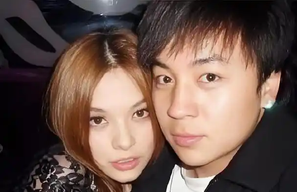 释小龙妻子露面太吸睛!身材丰满,大长腿抢镜,五官颜值不输何洁