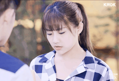 贴身校花李艺彤低头美女gif动图_动态图_表情包下载_soogif