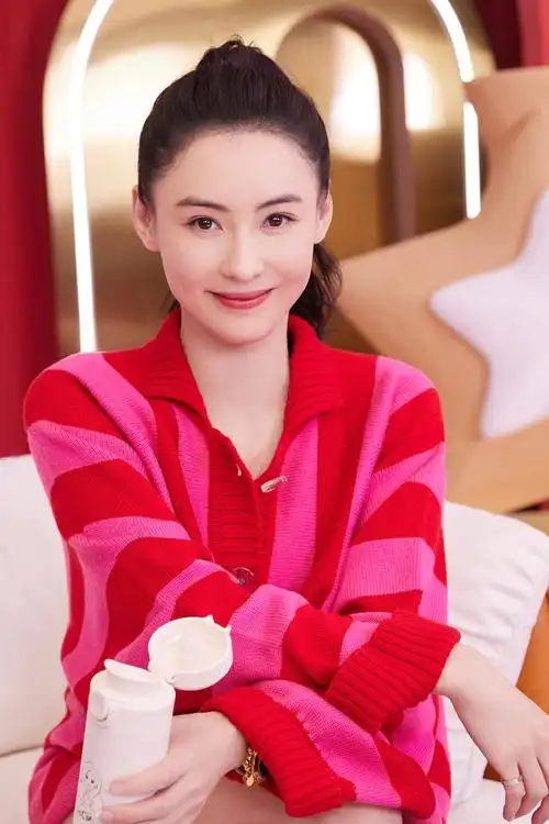 2021年10月31日,杭州,张柏芝开启个人直播首秀的预热直播.