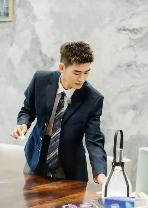 原创五十公里桃花坞张翰对孟子义盖腿杀引起网友的的热议