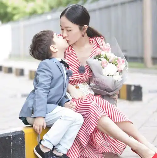 时尚达人都在等霍思燕的穿搭,而小姐姐却在等嗯哼长大变小哥哥!