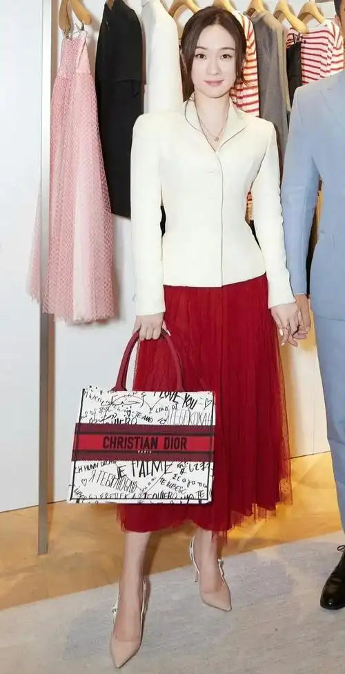 霍思燕身材其实很有料,穿银色抹胸连衣裙,撩人于无形