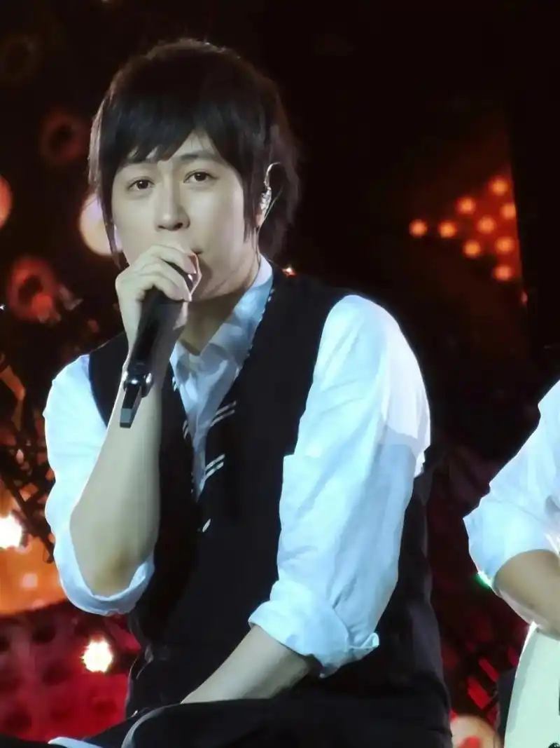 对视是一种精神接吻.#阿信 #五月天阿信 #五月天 #陈信宏 - 抖音