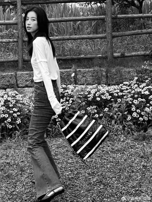 周雨彤蓝色牛仔裤