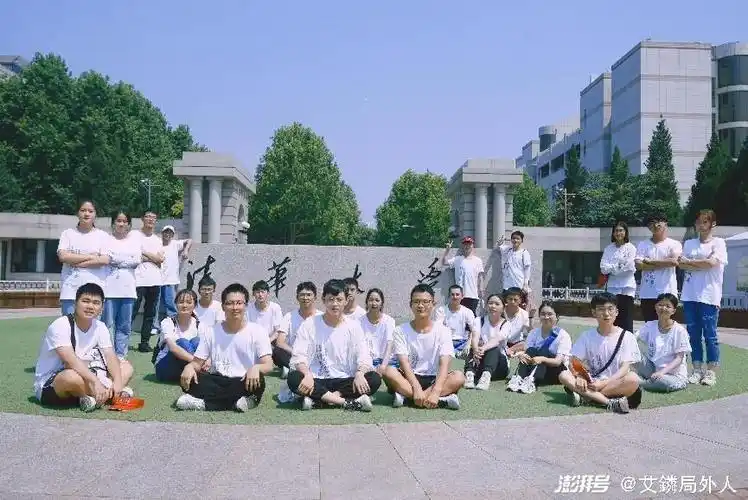 红旗梦想自强班学子们在清华大学校门合影